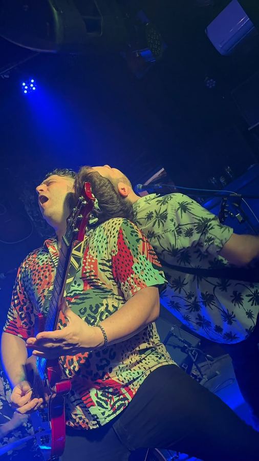 Los Mostri, cantante y guitarrista en vivo