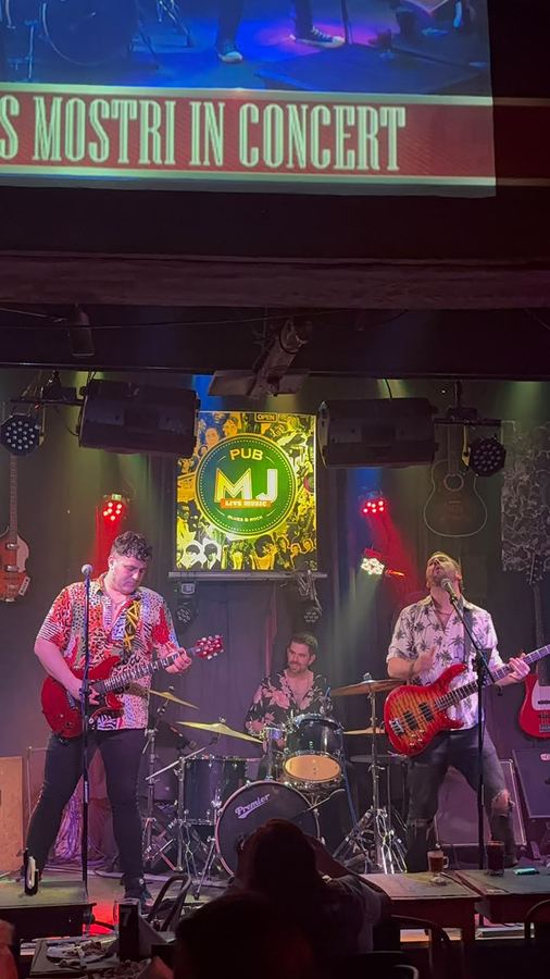 Los Mostri tocando en vivo en Pub MJ